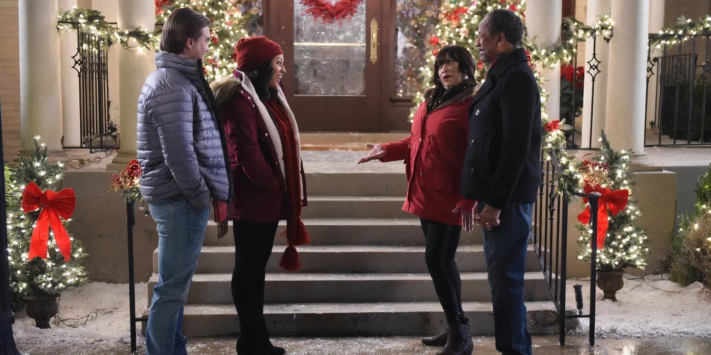 Tia Mowry in piedi con i personaggi di My Christmas Inn