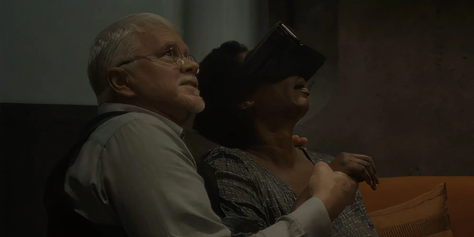 Bernard compartilhando o mundo exterior com Meadows através de um headset de realidade virtual em Silo, temporada 2, episódio 4