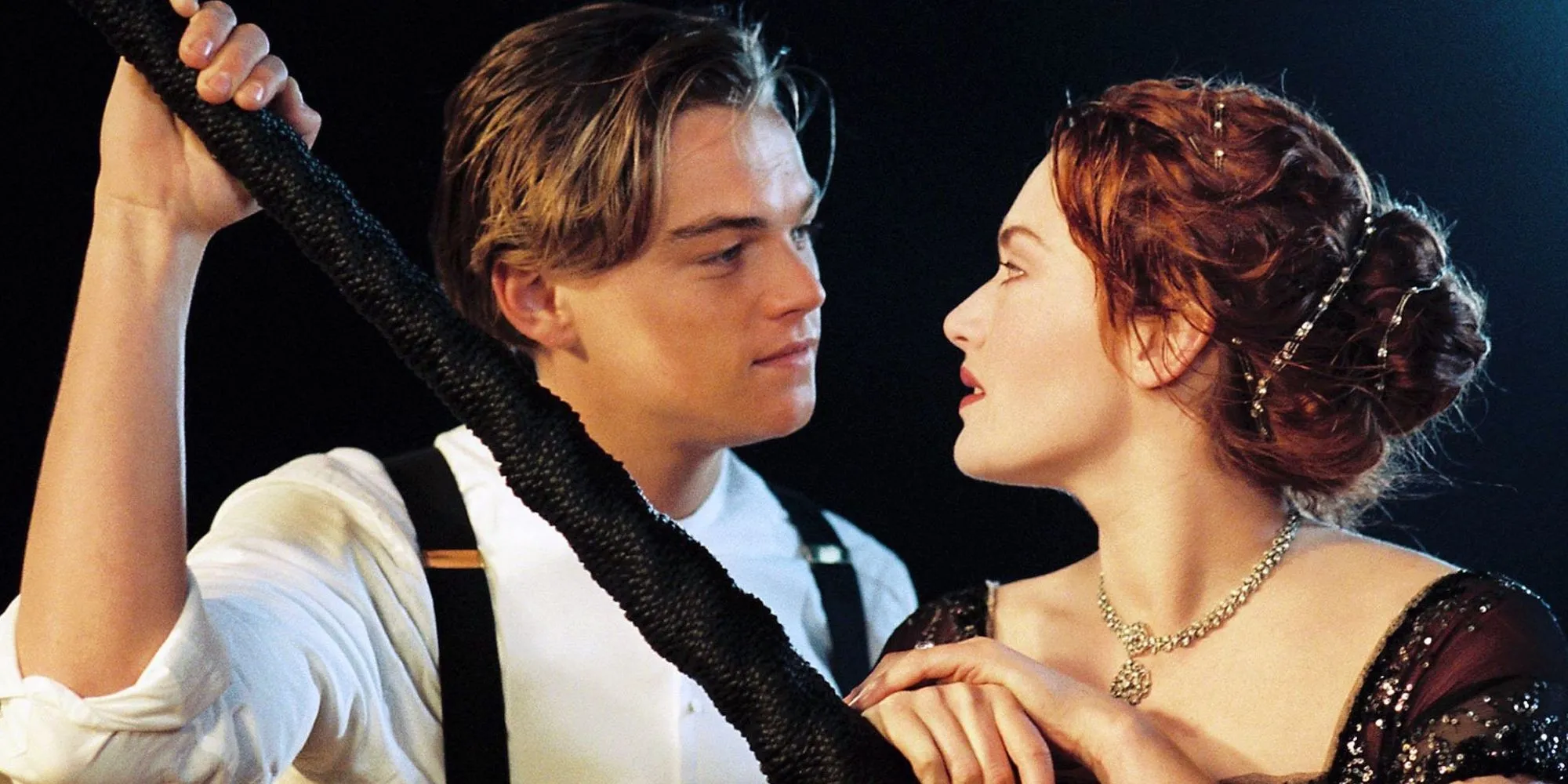 Kate Winslet e Leonardo DiCaprio sul ponte della nave nel Titanic