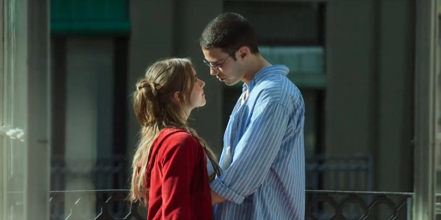 Raquel (Clara Galle) e Ares (Julio Peña) si abbracciano sul balcone del loro nuovo appartamento alla fine di Through My Window 3: Looking at You