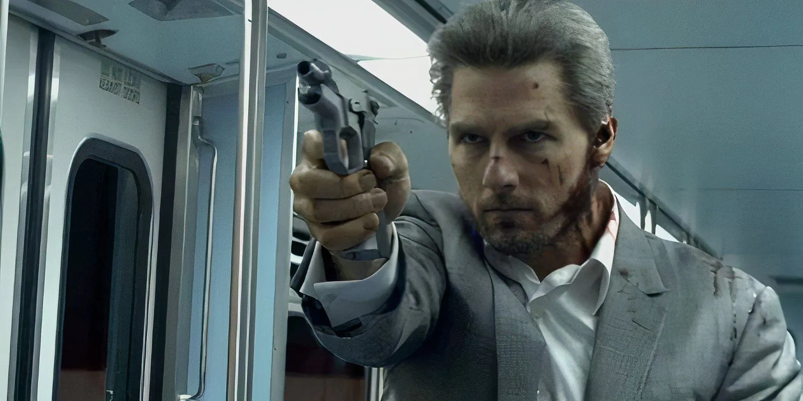 Tom Cruise ensanguentado e segurando uma arma como Vincent em Collateral