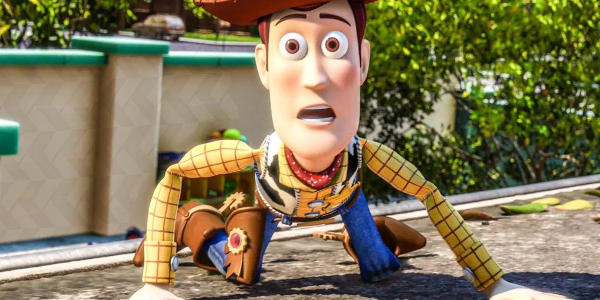 Toy Story Woody klęczy na ziemi i wygląda na przestraszonego