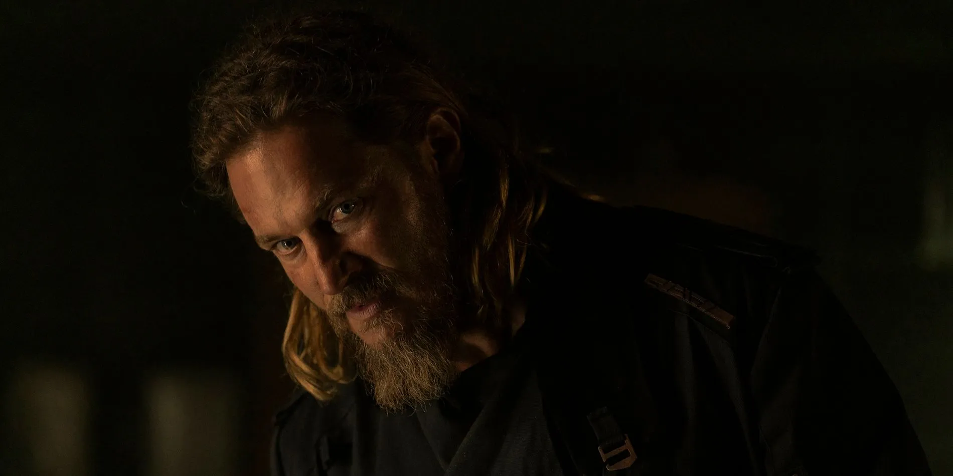 Travis Fimmel como Desmond Hart no episódio 5 de Dune Prophecy