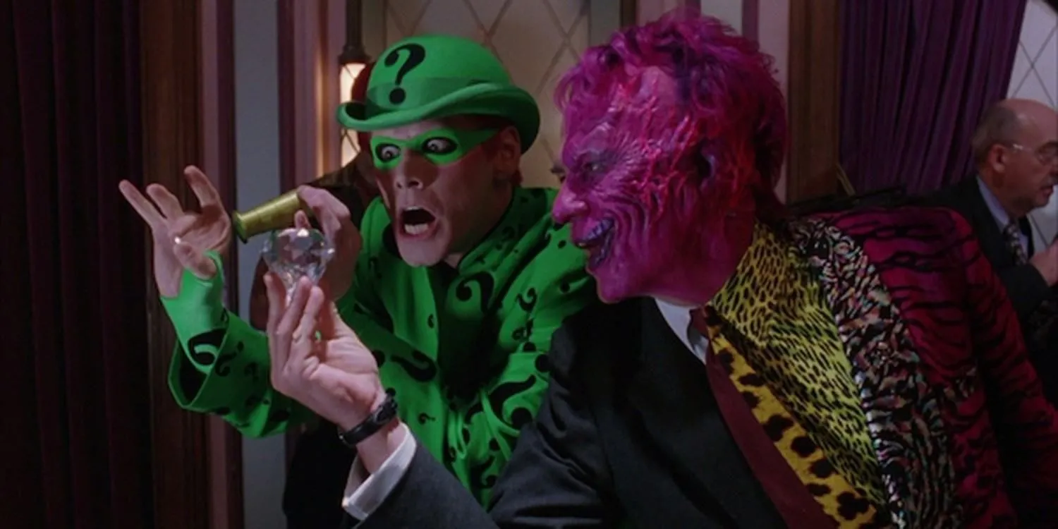 Two Face sosteniendo un diamante frente a Riddler en Batman Forever