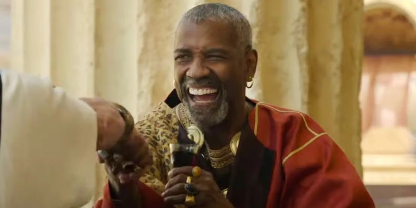 Denzel Washington lächelt und schüttelt jemandem in Gladiator 2 die Hand