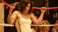 Trailer zu „Queen Of The Ring“: Arrowverse-Star verwandelt sich in Biopic in die erste Wrestling-Sportlerin mit Millionenumsatz