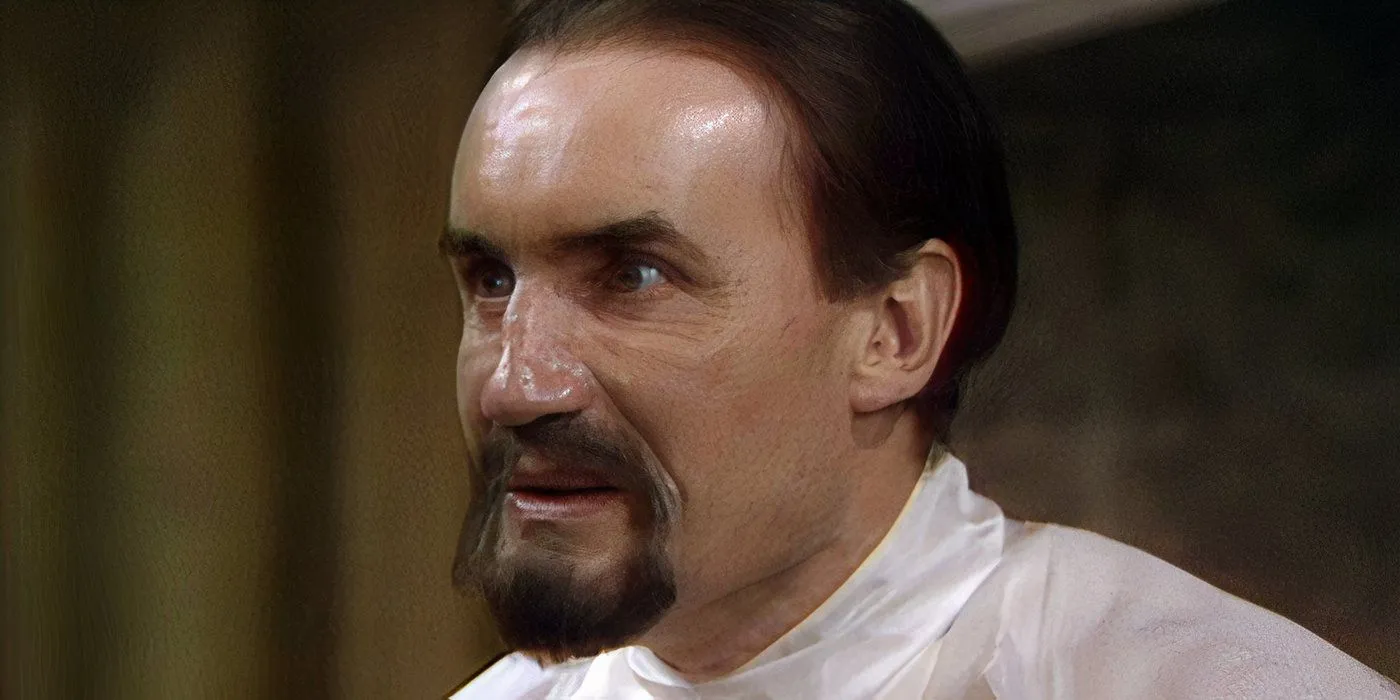 Anthony Ainley como O Mestre olhando para algo fora da tela na série Castrovalva de Doctor Who.