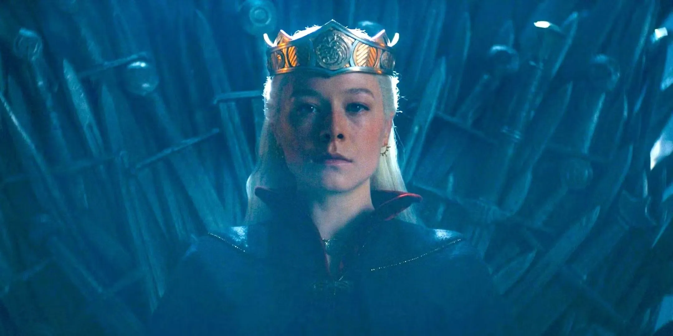 Rhaenyra assise sur le trône de fer dans House of the Dragon Saison 2 Episode 8