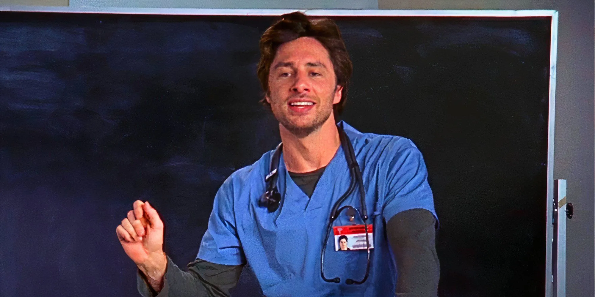 Zach Braff nei panni di JD insegna davanti a una lavagna in Scrubs