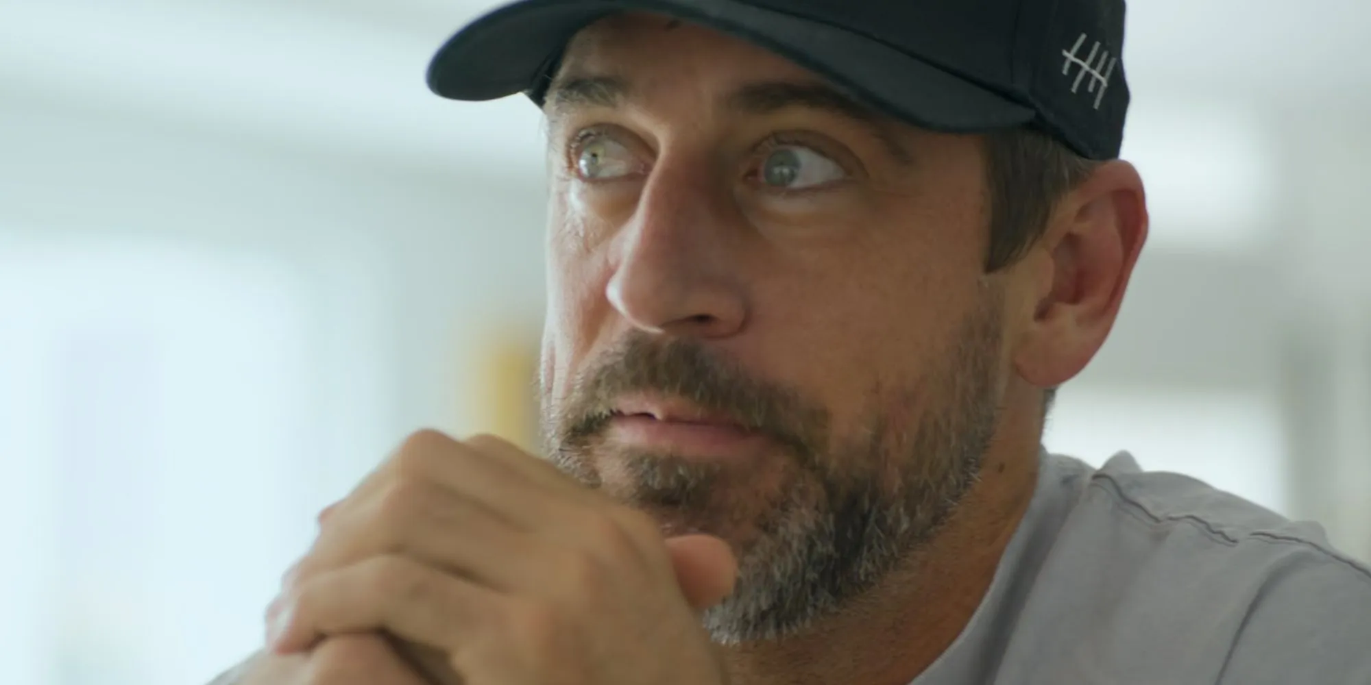 Aaron Rodgers a l'air pensif dans Aaron Rodgers : Enigma