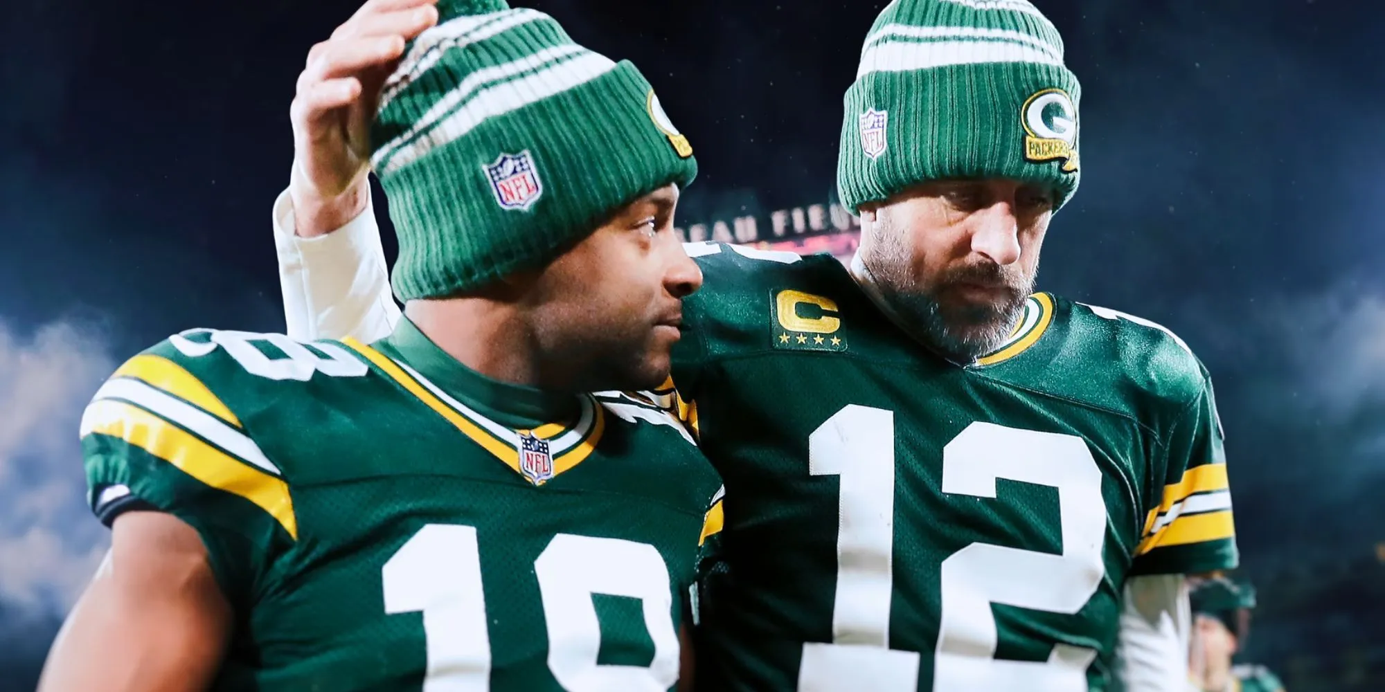 Aaron Rodgers et Randall Cobb marchent ensemble dans Aaron Rodgers : Enigma