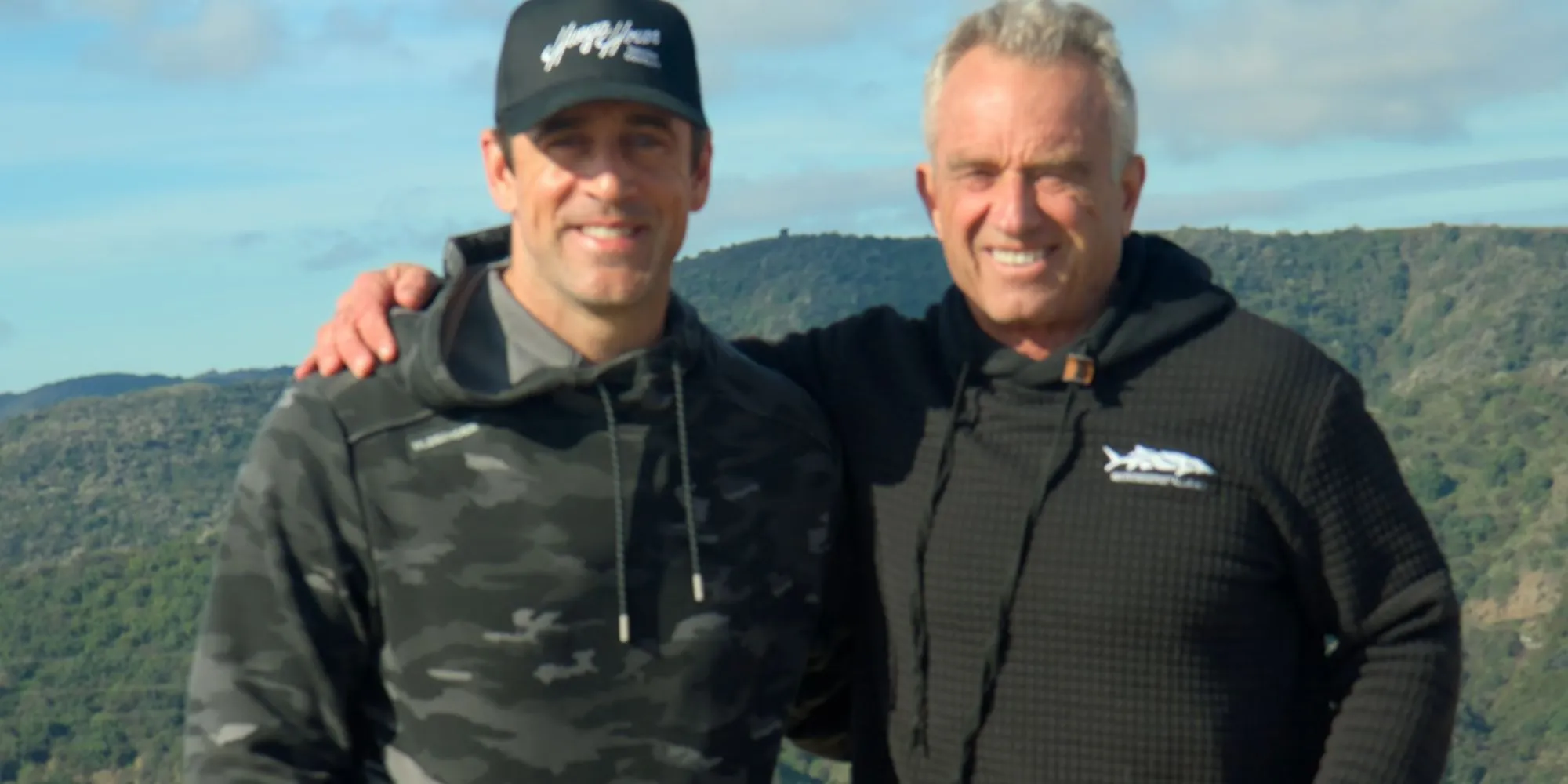 Aaron Rodgers et Robert F. Kennedy Jr. posant ensemble pour une photo dans Aaron Rodgers: Enigma