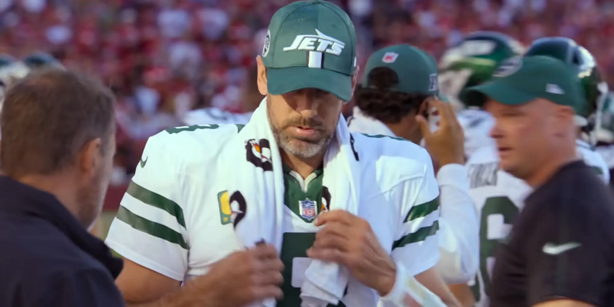 Aaron Rodgers a l'air agacé dans Aaron Rodgers : Enigma