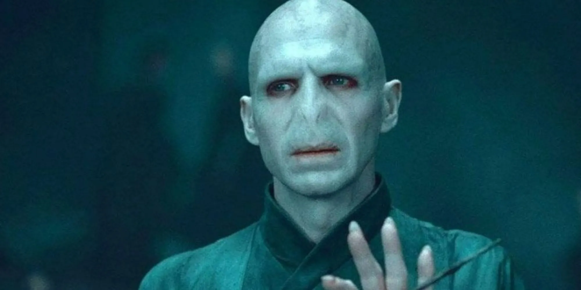 Voldemort tenant la baguette de sureau