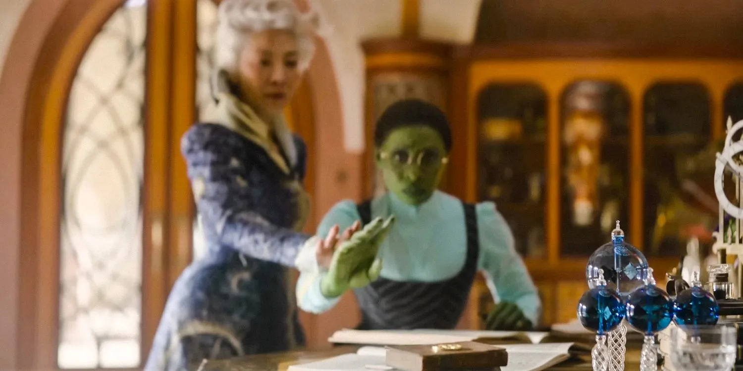 Madame Morrible (Michelle Yeoh) bringt Elphaba (Cynthia Erivo) in Wicked bei, wie sie ihre Kräfte kontrollieren kann