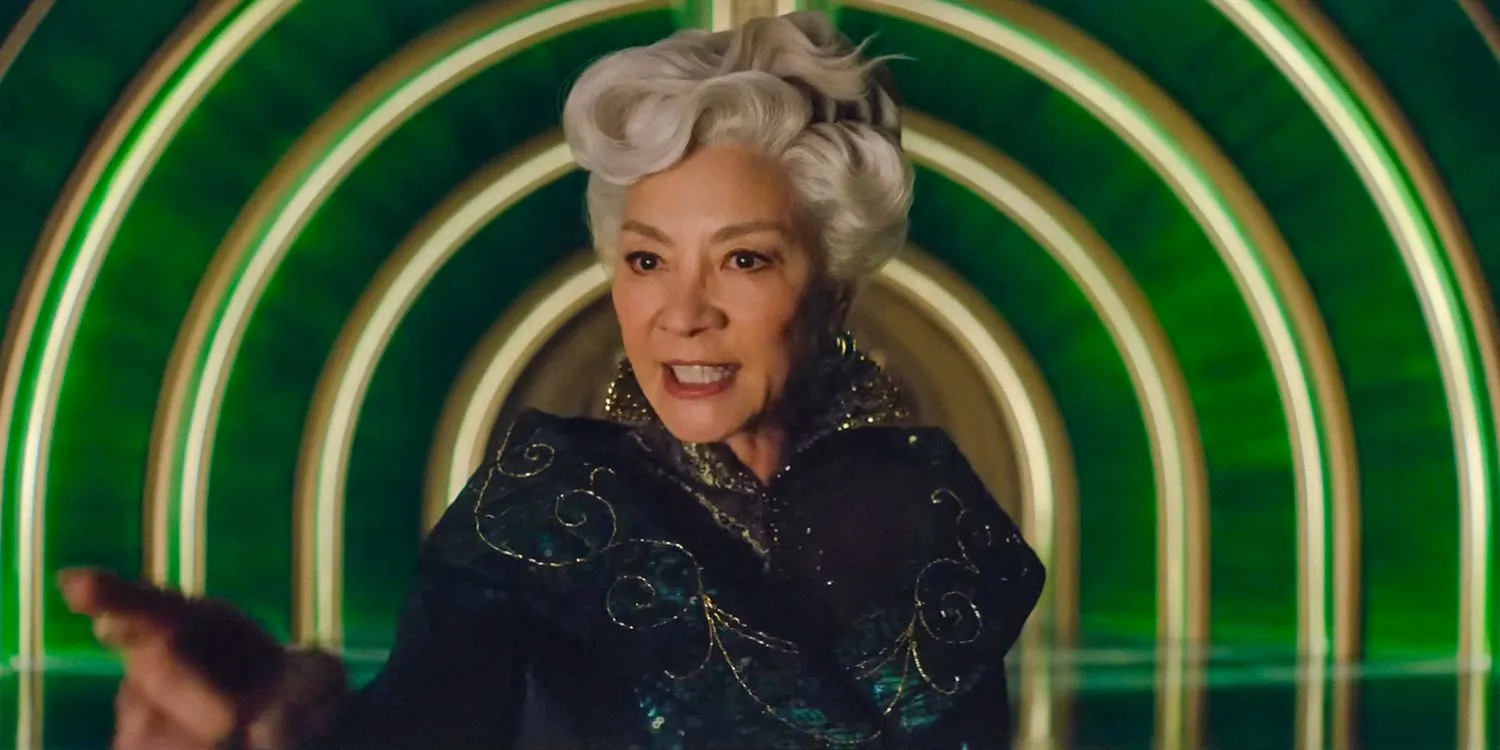 Michelle Yeoh als Madame Morrible sieht in Wicked wütend aus