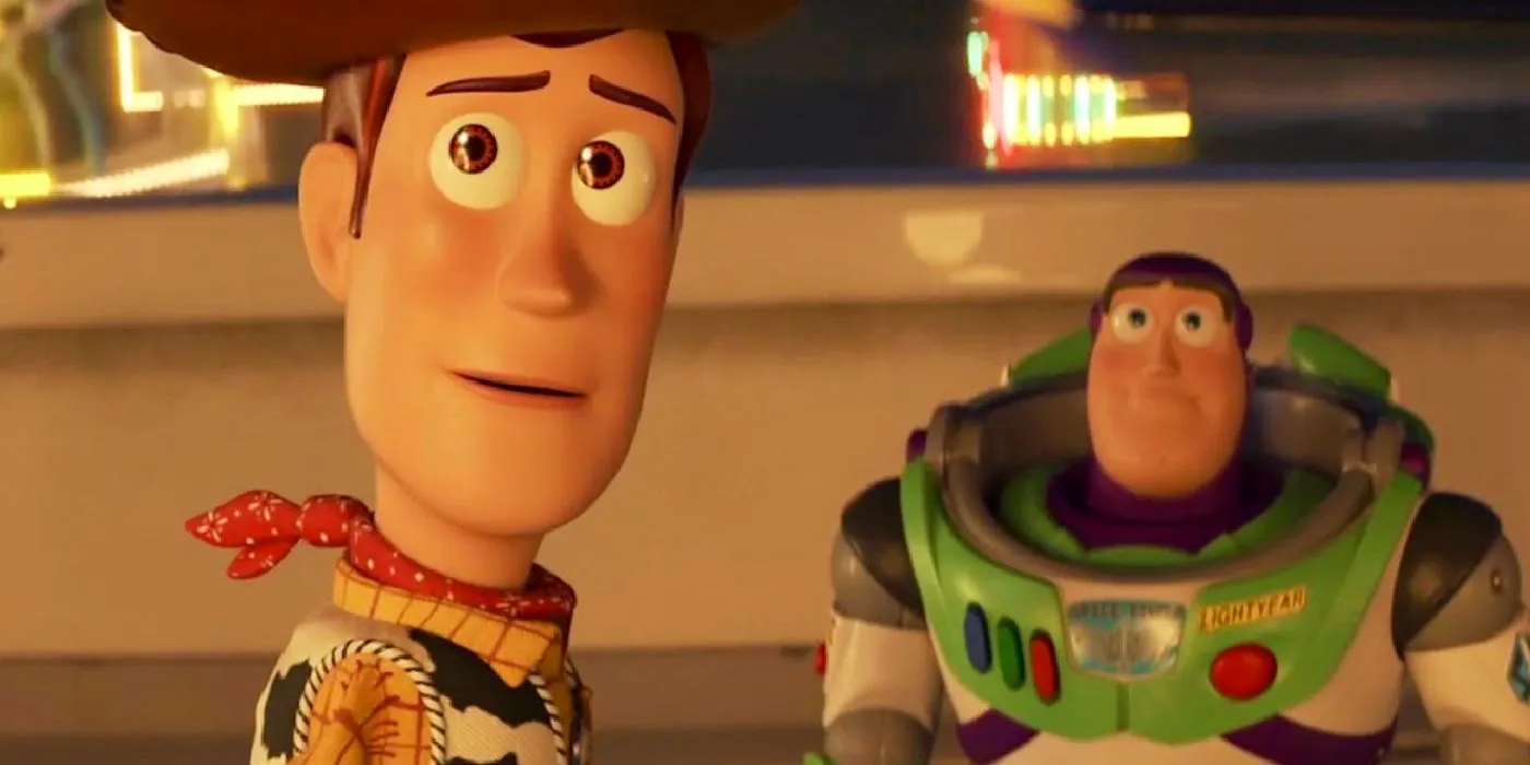 Woody i Buzz patrzą w dal w Toy Story 4.