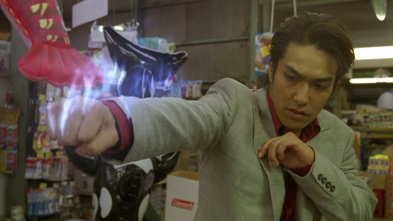 Kazuki Kitamura como Kazuma Kiryu