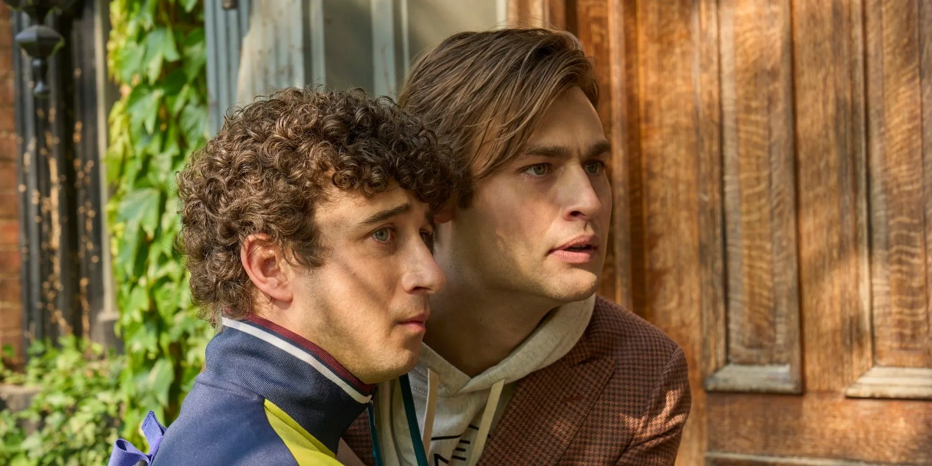 Douglas Booth y Jaouhar Ben Ayed en El joven Werther