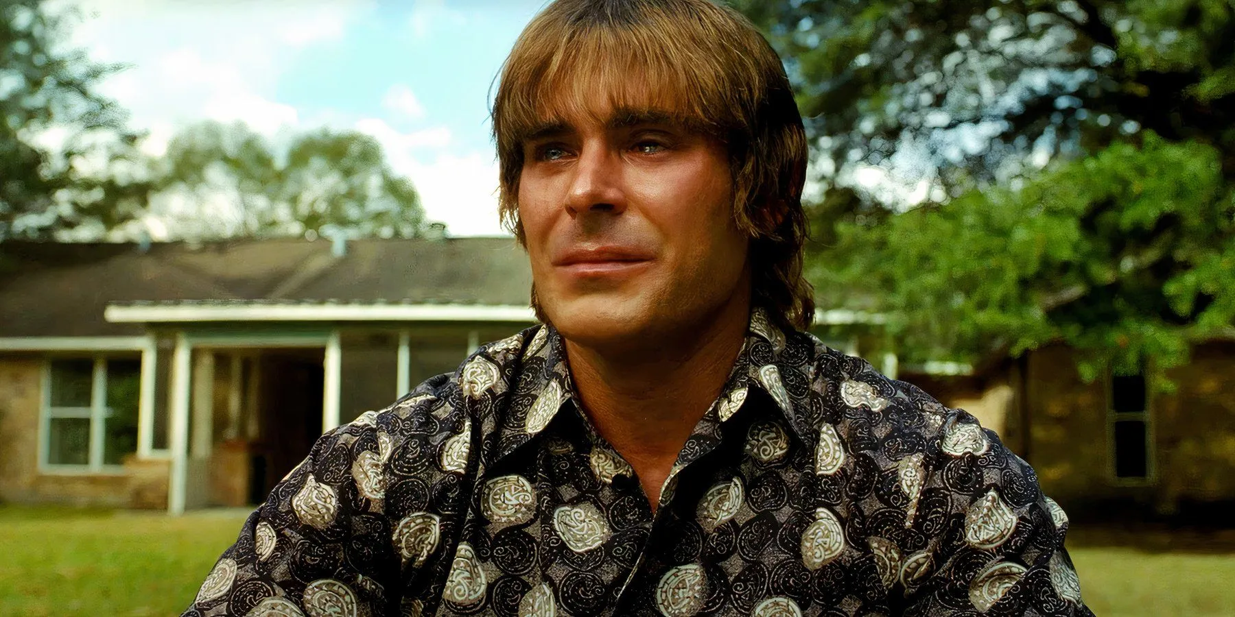 Zac Efron als Kevin von Erich weint, während er seinen Jungs in „The Iron Claw“ beim Spielen zusieht