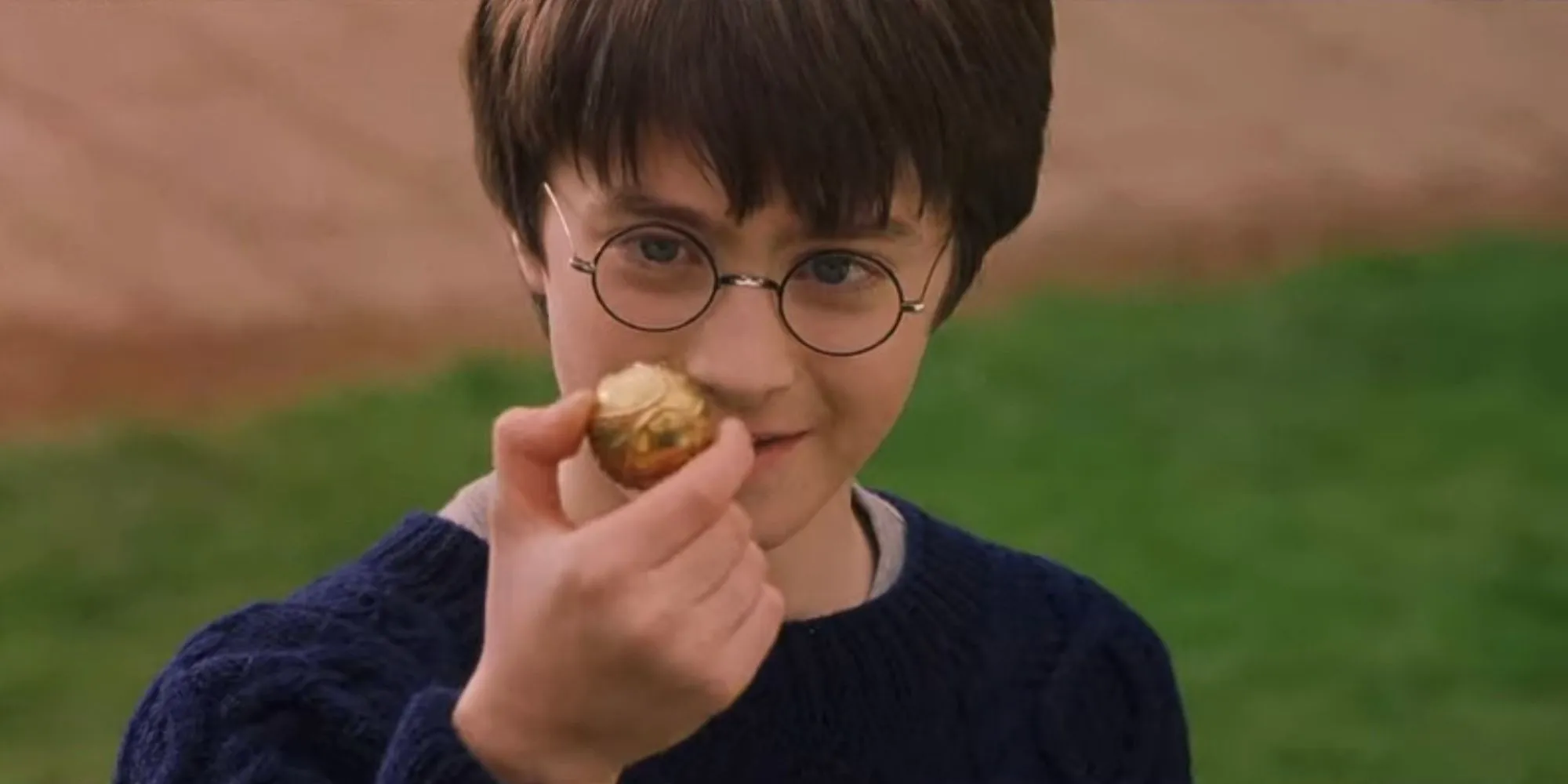 Daniel Radcliffe als Harry Potter mit dem goldenen Schnatz in „Der Stein der Weisen“