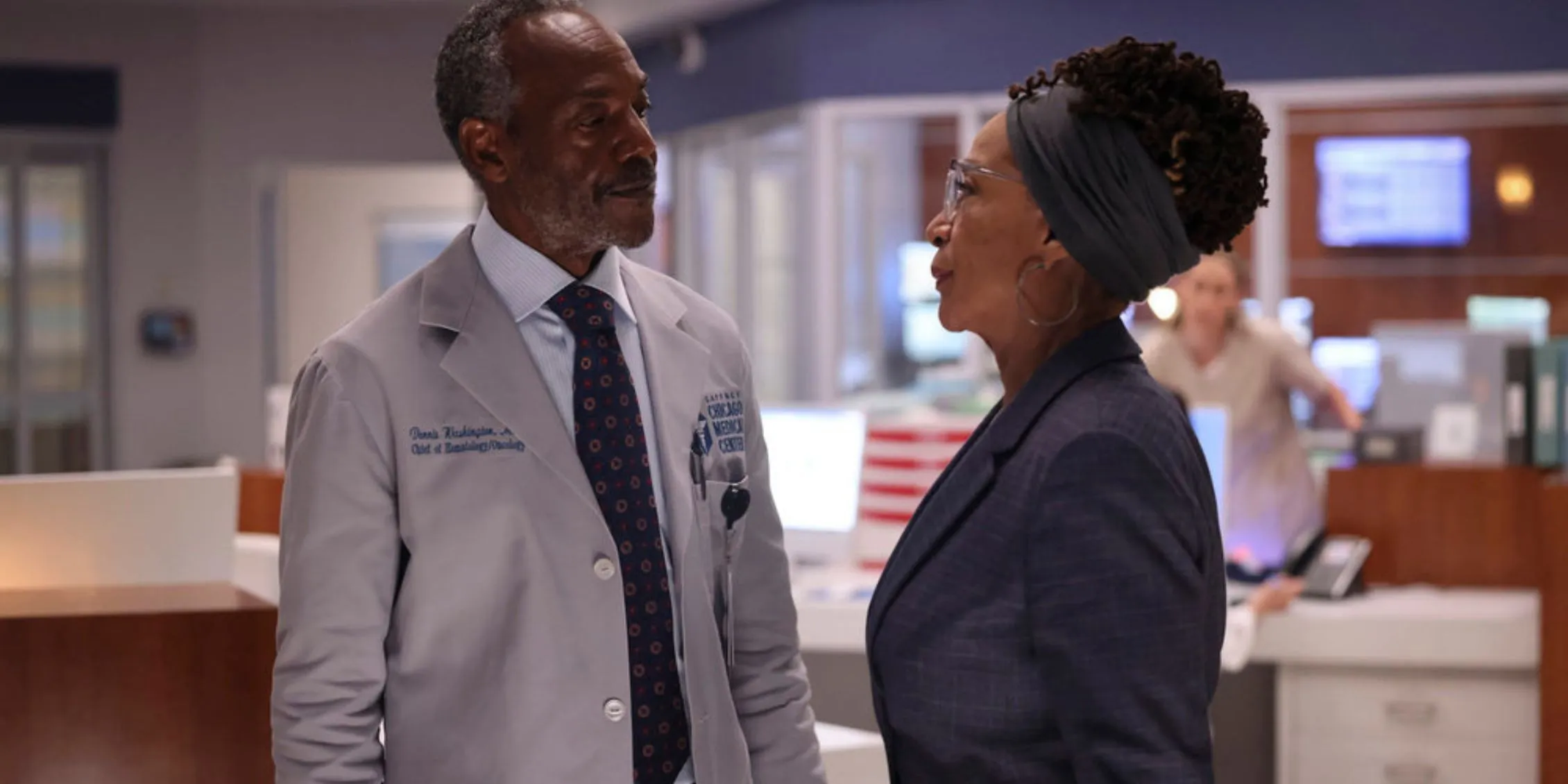 Sharon y Dennis de Chicago Med en la estación de enfermeras