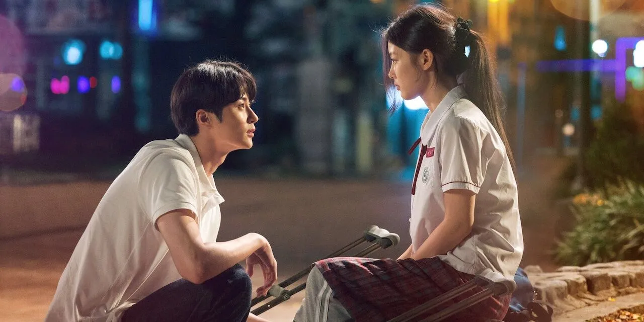 Woon-ho y Bo-ra hablando uno frente al otro en 20th Century Girl