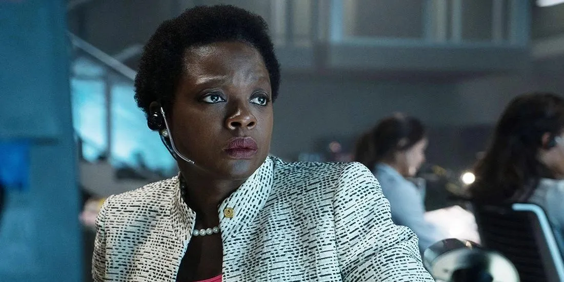 Amanda Waller dans la salle de contrôle