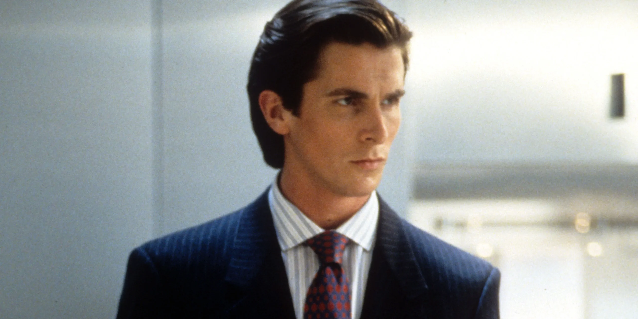 Christian Bale jako Patrick Bateman wyglądający poważnie w American Psycho