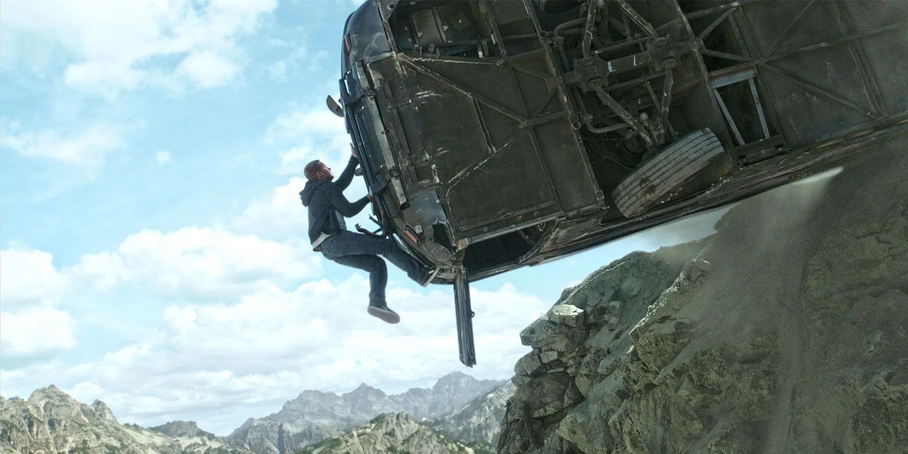 Brian O'Conner (Paul Walker) pendant la scène du bus dans Furious 7