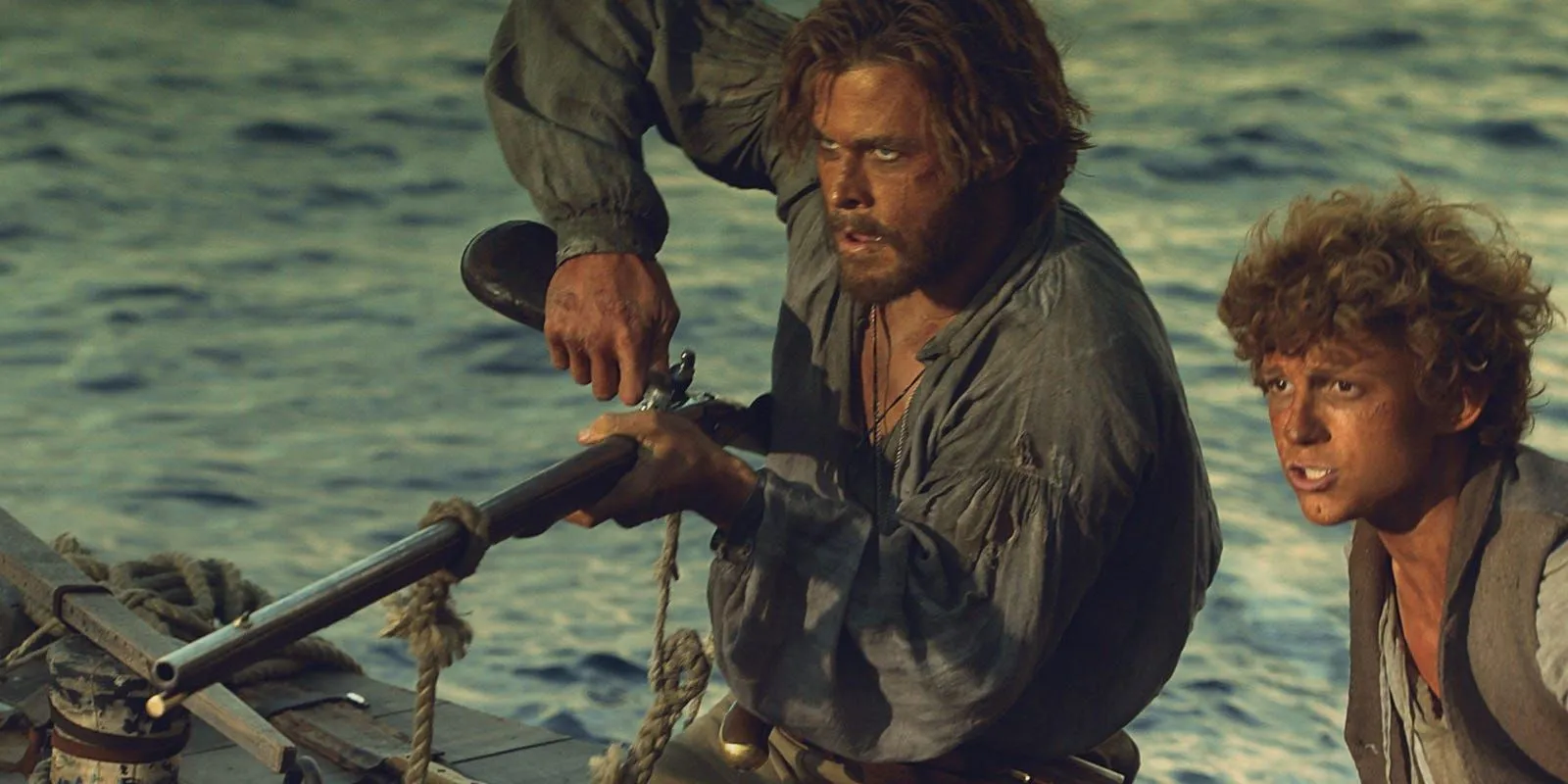 Chris Hemsworth y Tom Holland en un barco en In the Heart of the Sea