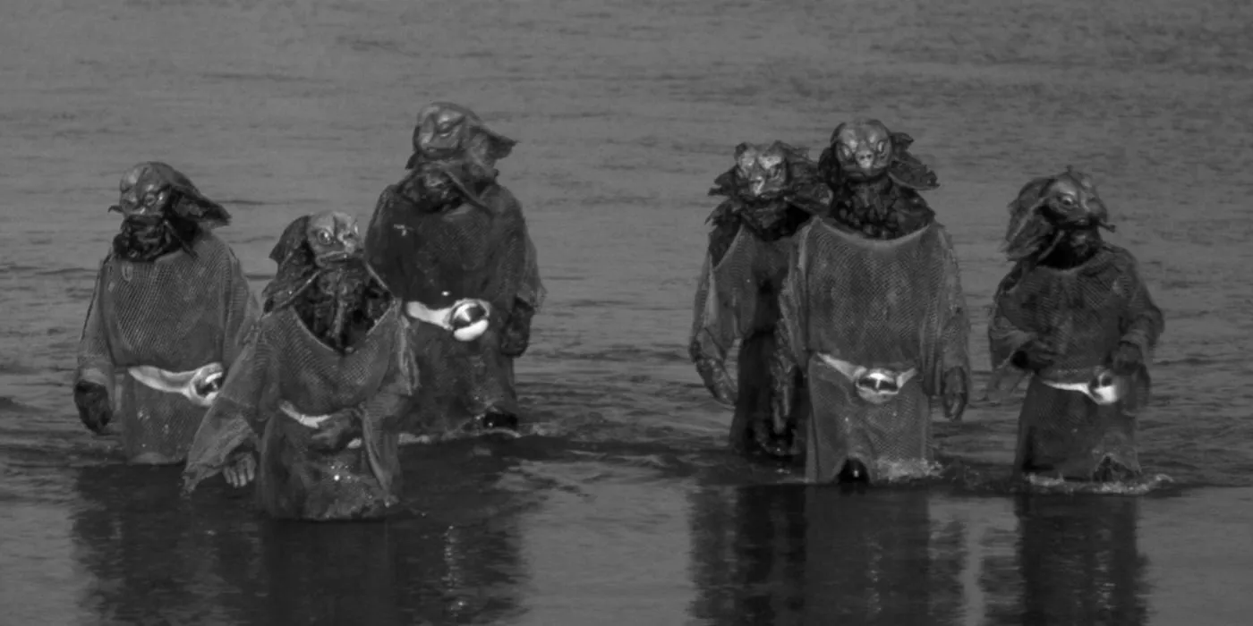 Demonios marinos de pie en el agua en un episodio antiguo de Doctor Who