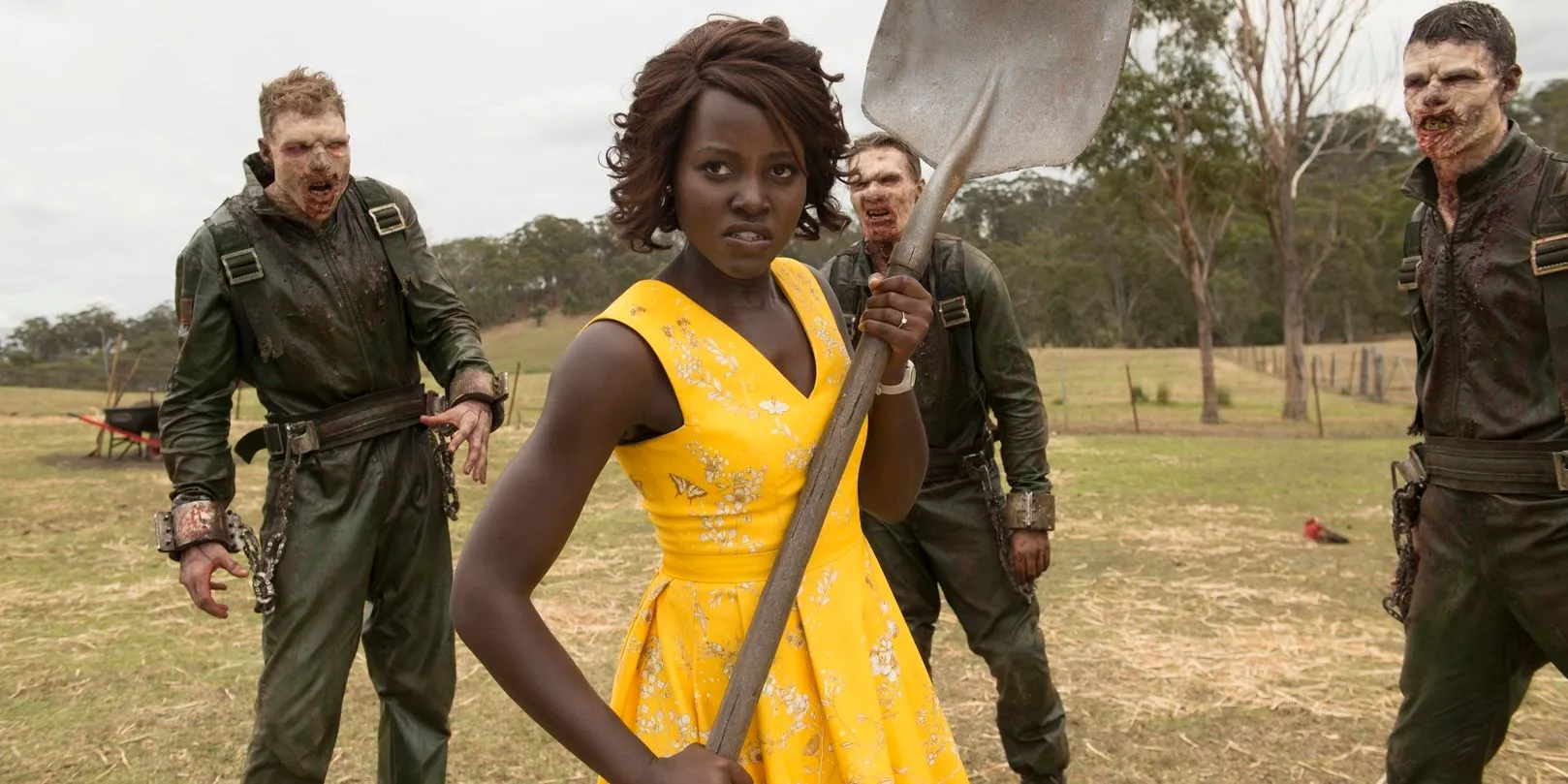 Lupita Nyong'o als Miss Caroline im Kampf gegen Zombies in Little Monsters