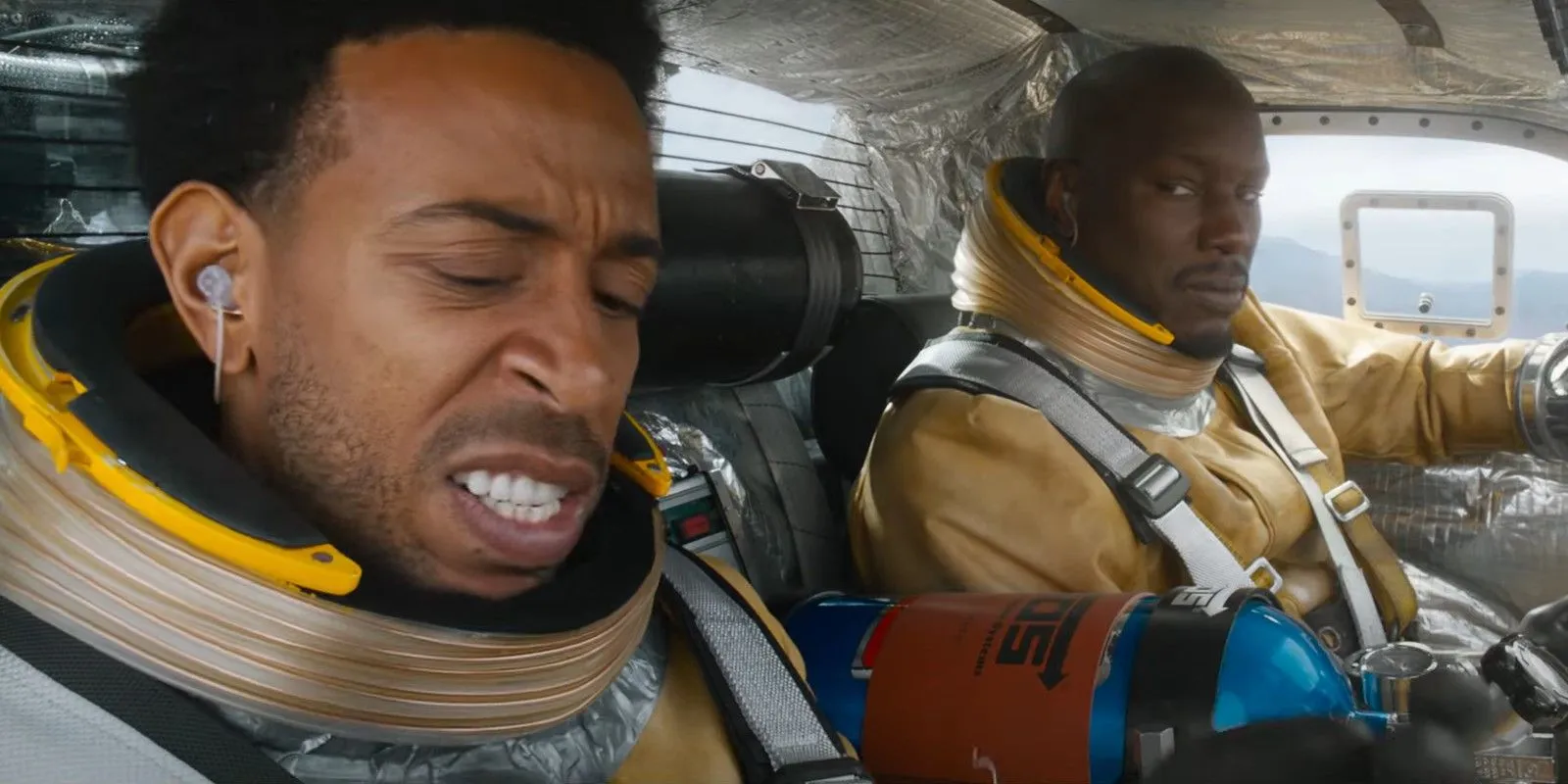 Tej (Ludacris) et Roman (Tyrese Gibson) dans une voiture spatiale dans Fast and Furious 9