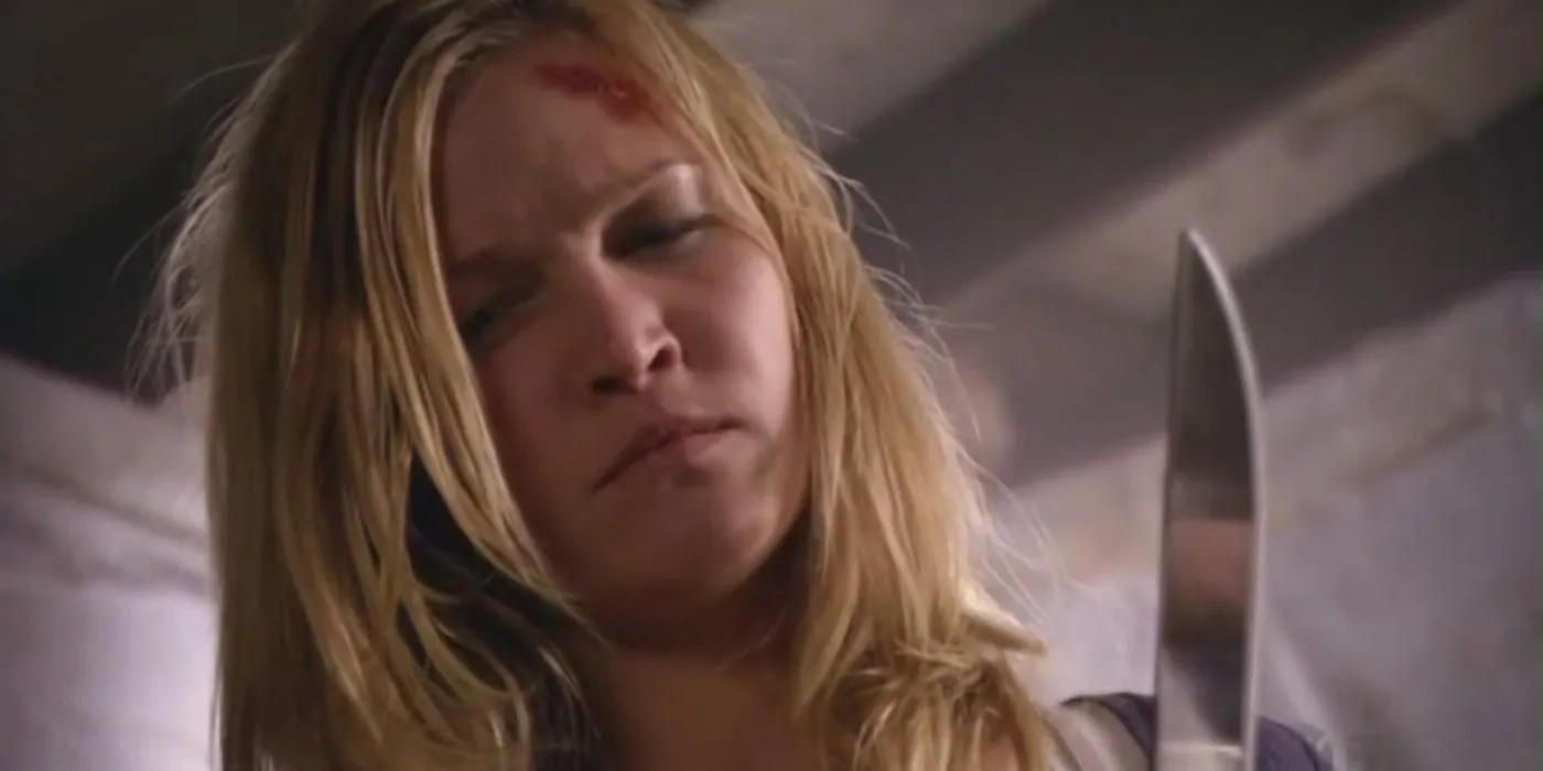 Julia Stiles como Lumen Pierce sosteniendo un cuchillo