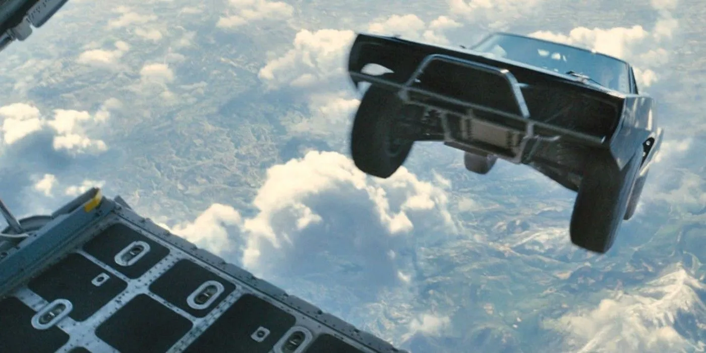 Une voiture sortant de l'arrière d'un avion dans Furious 7