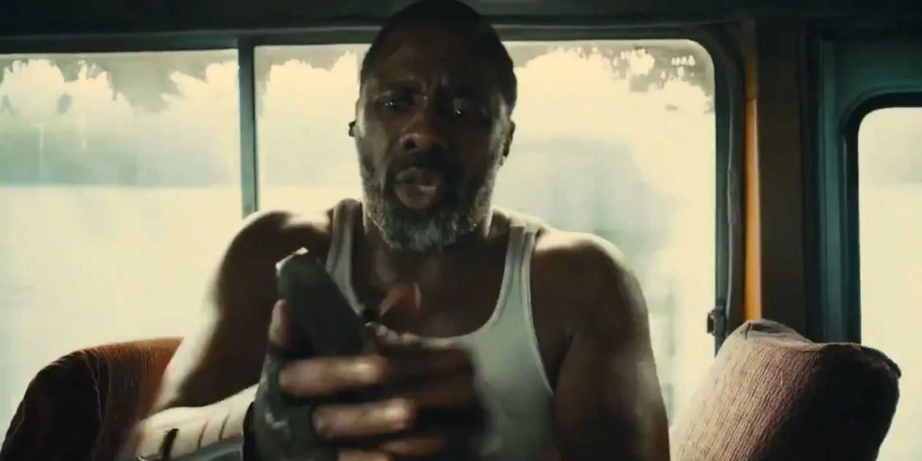 Idris Elba en plan vertical dans le rôle de Bloodsport