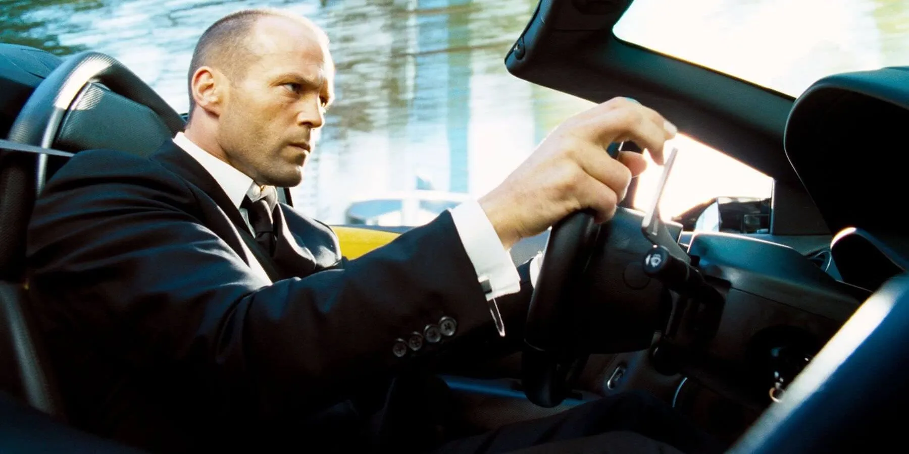 Jason Statham prowadzący samochód w filmie Transporter