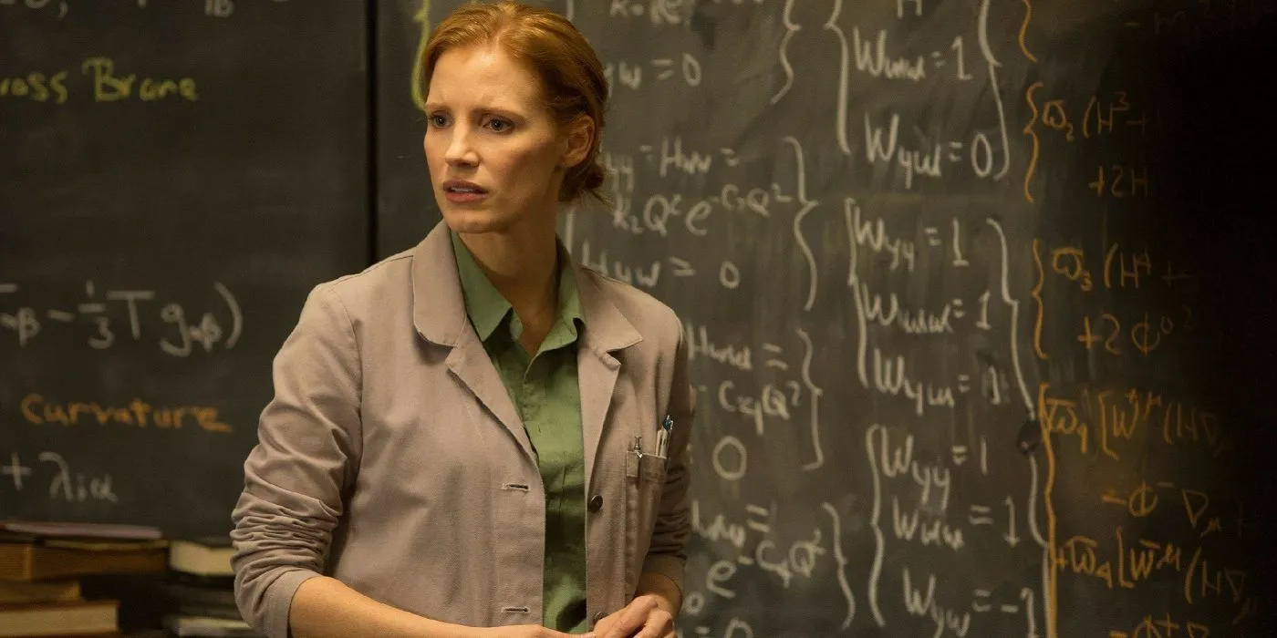 Jessica Chastain dans le rôle de Murphy debout devant un tableau noir dans Interstellar