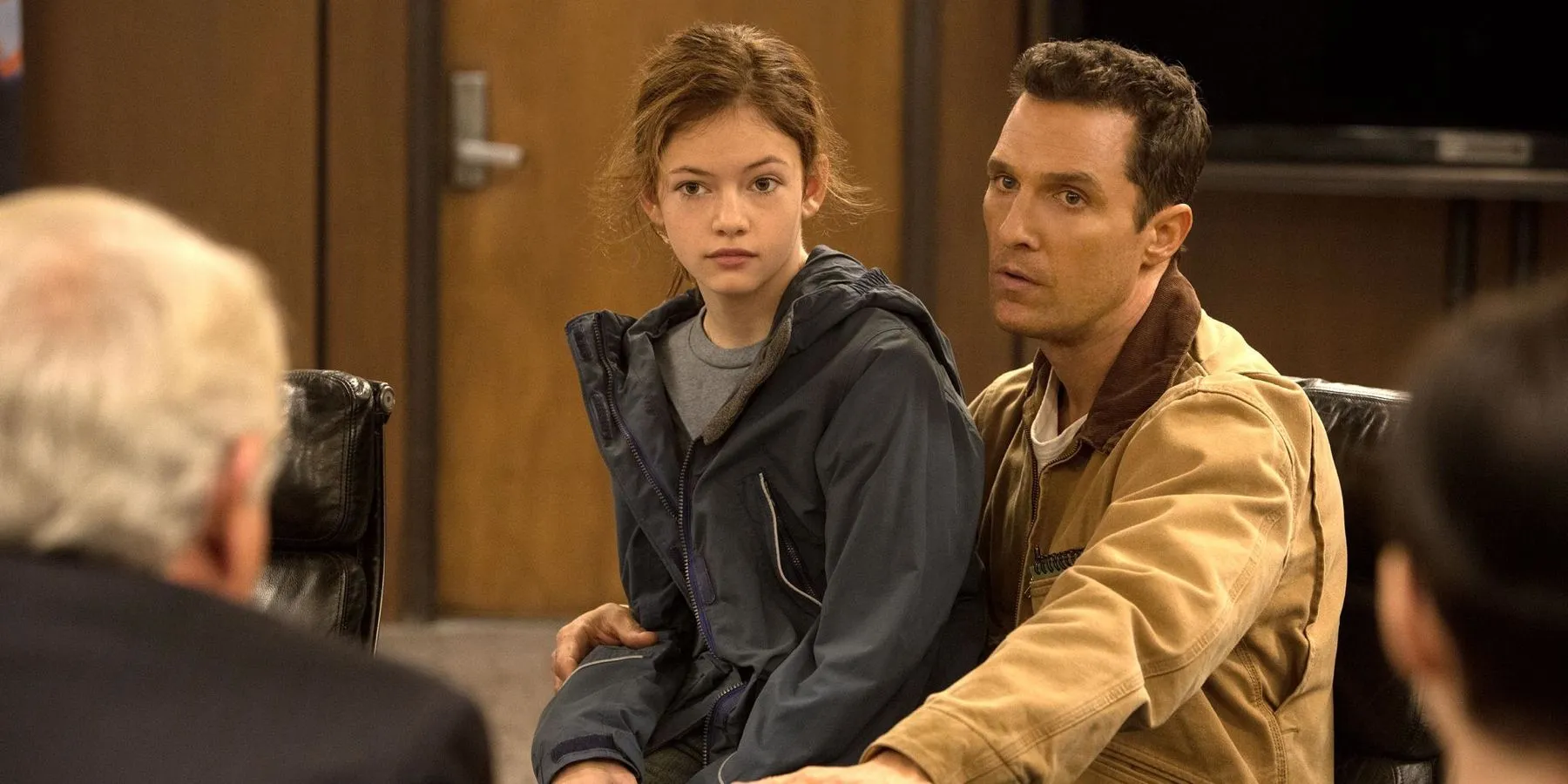 Matthew McConaughey et Mackenzie Foy dans le rôle de Cooper et Murph assis ensemble dans Interstellar