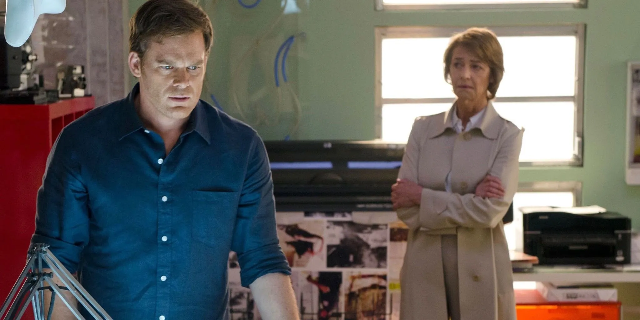 Michael C. Hall als Dexter mit ernster Miene neben Charlotte Rampling als Dr. Evelyn Vogel in Dexter