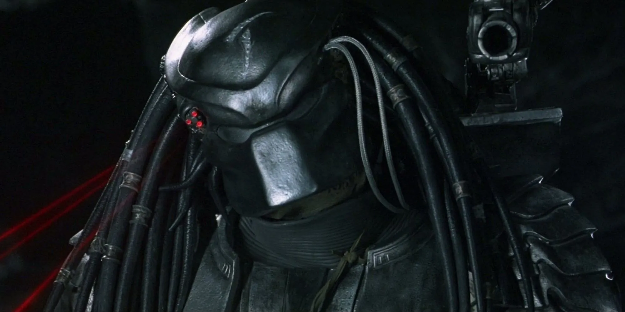 Scar mirando seu plasmacaster em Alien Vs. Predator (2004)