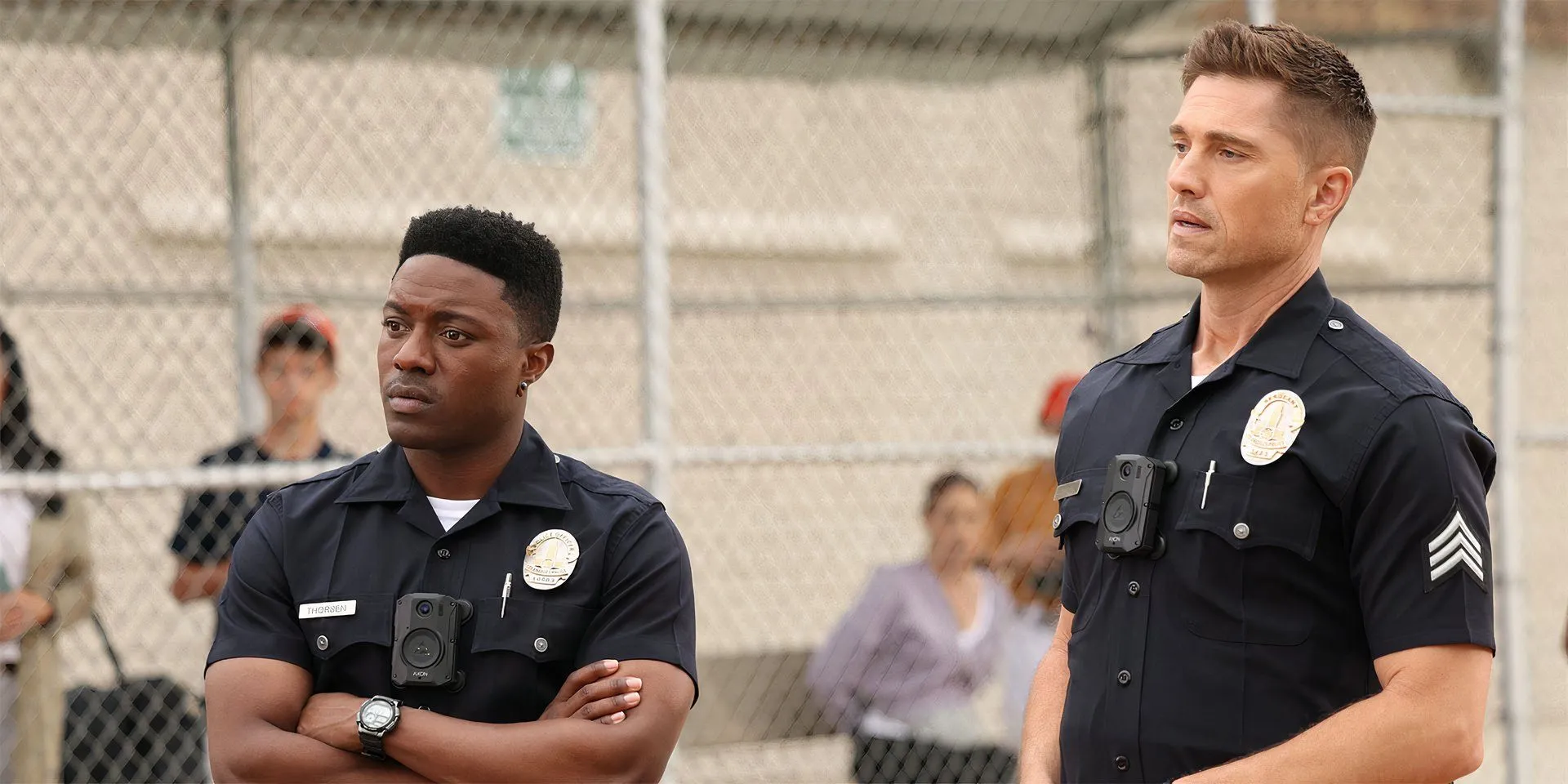 Aaron com um colega em The Rookie