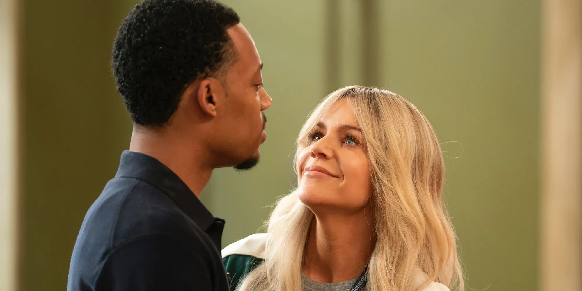 Dee Reynolds interpretata da Kaitlin Olson propende per Gregory Eddie (Tyler James Williams).