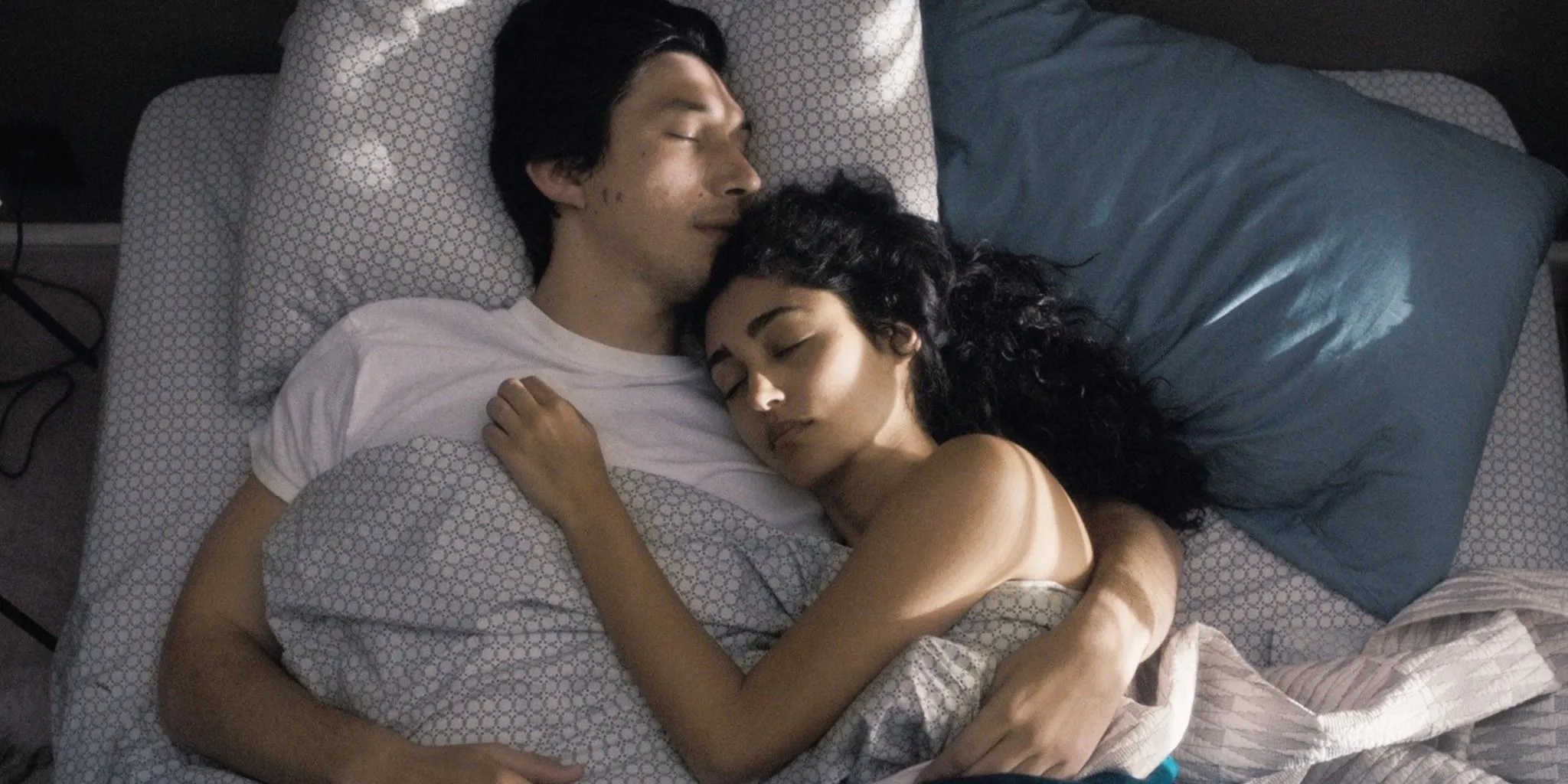 Adam Driver und Golshifteh Farahani schlafend im Bett in Paterson