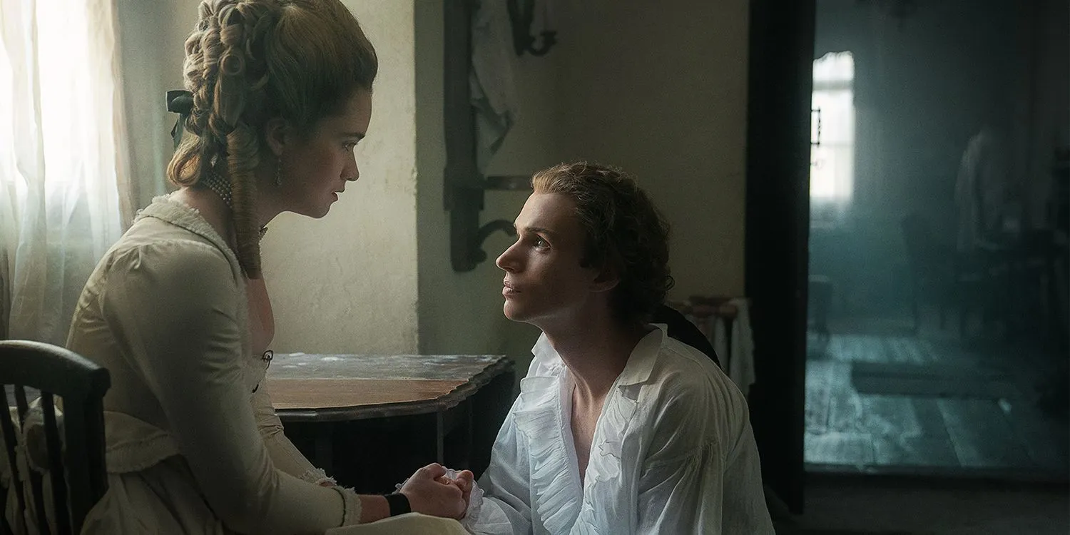 Nicholas Denton à genoux devant Alice Englert dans Les Liaisons Dangereuses Épisode 3