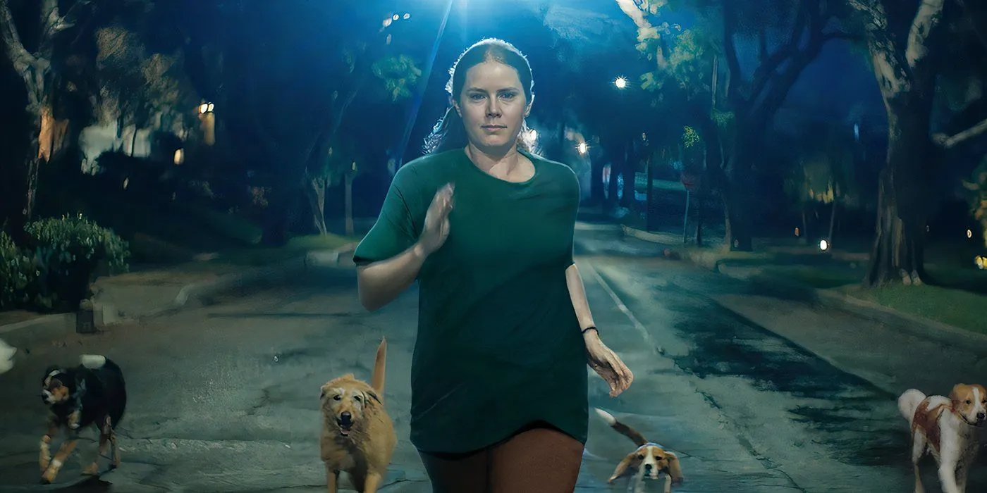 Escena de Amy Adams corriendo en Nightbitch