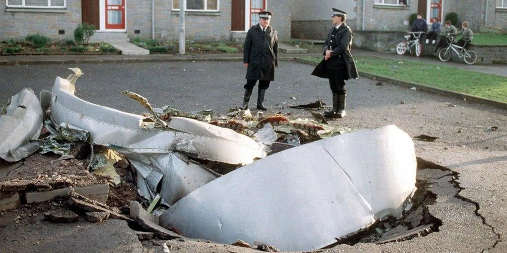 Una pieza de avión en la calle después del atentado de Lockerbie