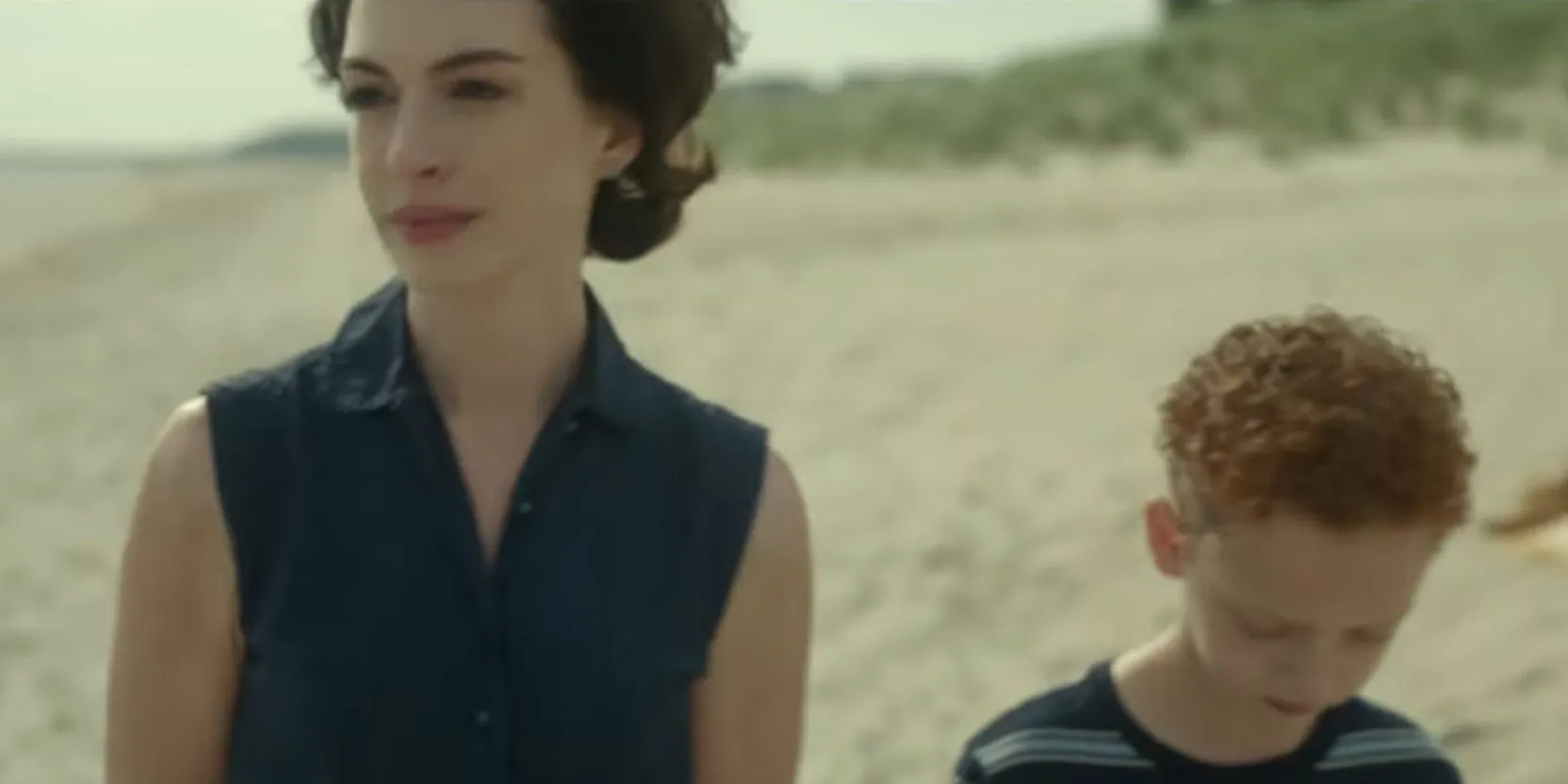 Anne Hathaway na praia com Theo em Mothers' Instinct