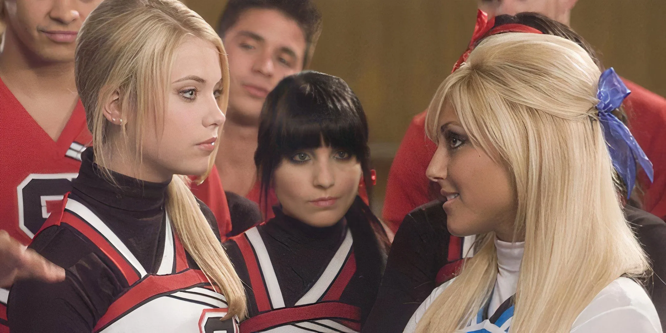 Bring It On: In It To Win It에서 치어리딩 팀 앞에서 마주보는 Ashley Benson과 Cassie Scerbo